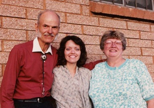 “REBECCA,” longtime transmitter from Salt Lake City and Nashville, at center, is joined by the late Bill Bryan and Eugenia Bryan, from Lawrence, KS. Rebecca’s lessons from Ham included announcements to Urantia Book international conferences via the new transmitting-receiving process, announcing the mission of spiritual redemption on our planet.